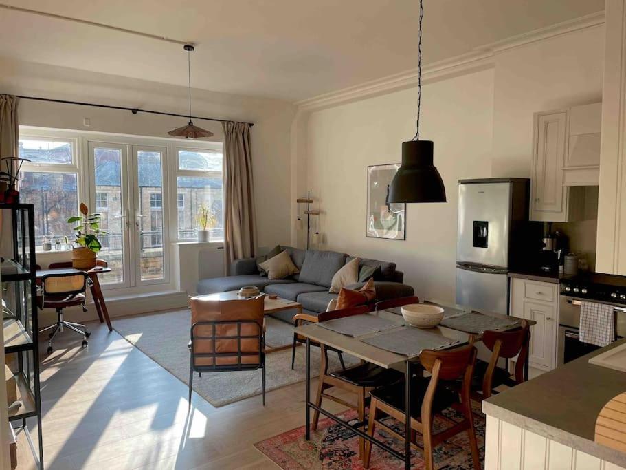 Stylish City-Centre Apartment With Balcony Ливърпул Екстериор снимка