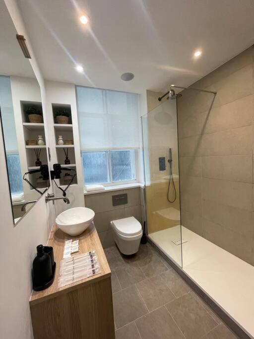 Stylish City-Centre Apartment With Balcony Ливърпул Екстериор снимка