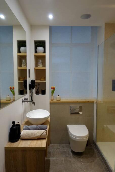 Stylish City-Centre Apartment With Balcony Ливърпул Екстериор снимка