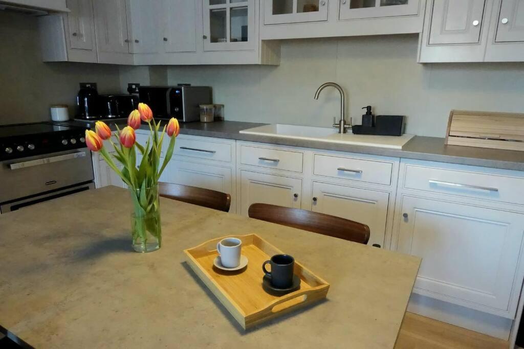 Stylish City-Centre Apartment With Balcony Ливърпул Екстериор снимка