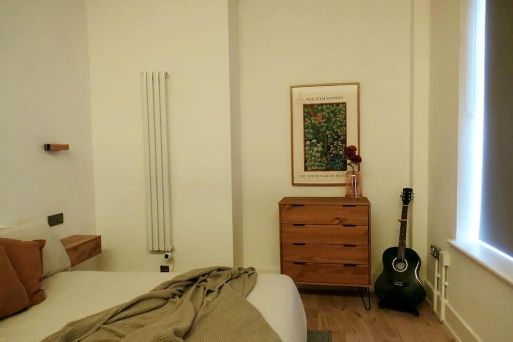 Stylish City-Centre Apartment With Balcony Ливърпул Екстериор снимка